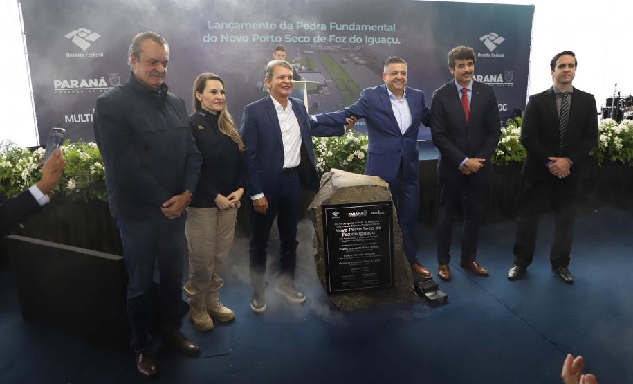 Foto de cerimônia de pedra fundamental do Porto Seco