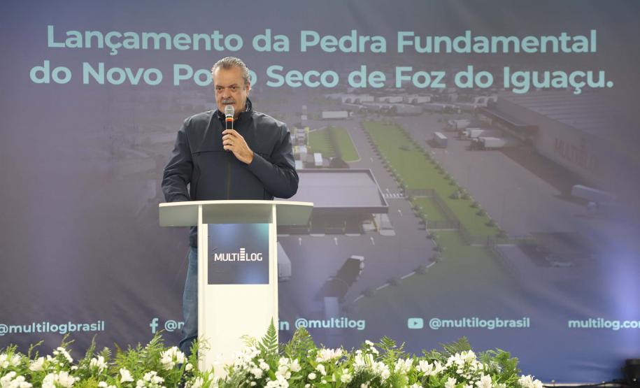 Foto de cerimônia de pedra fundamental do Porto Seco