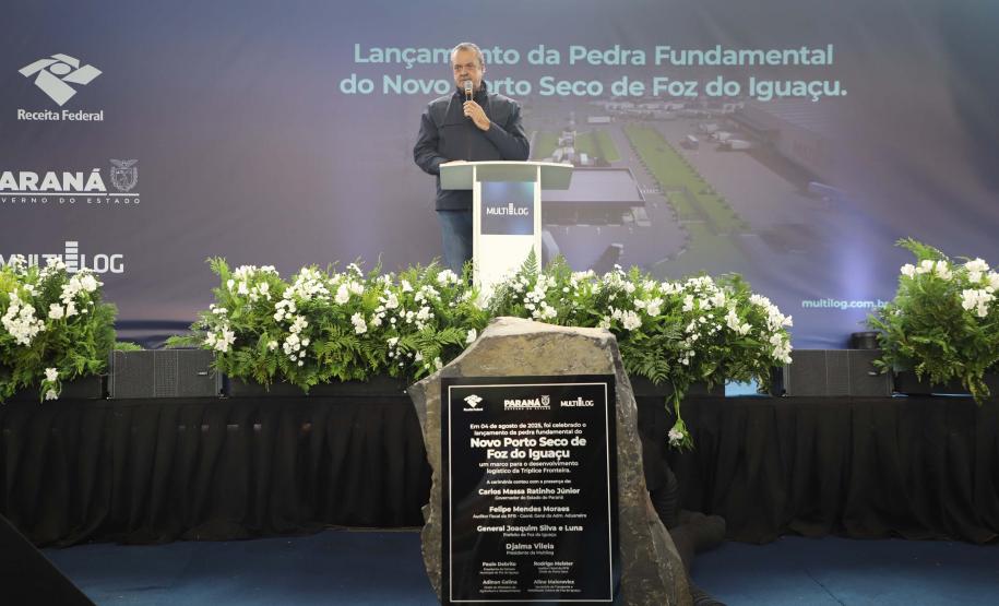 Foto de cerimônia de pedra fundamental do Porto Seco