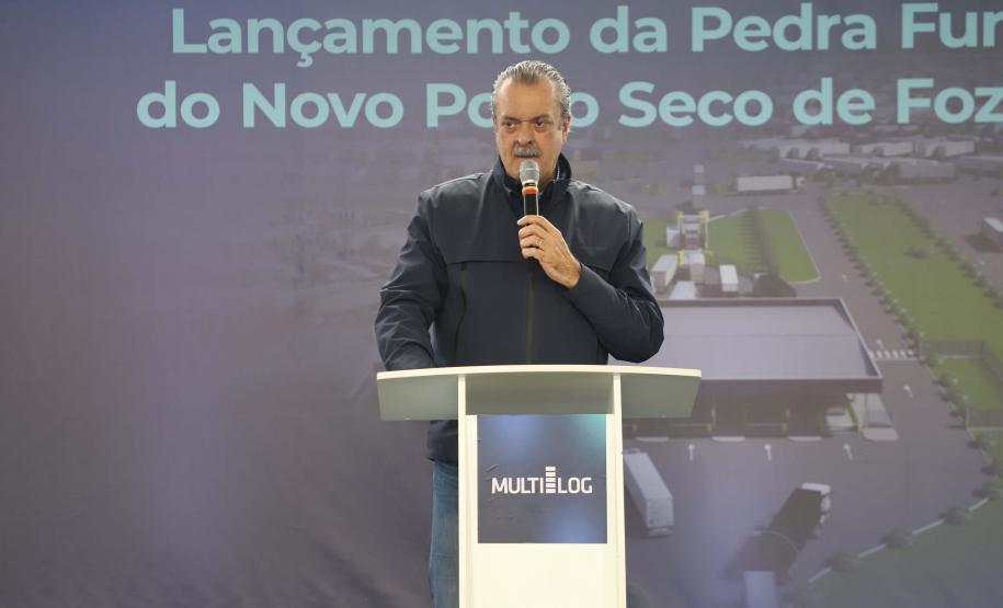 Foto de cerimônia de pedra fundamental do Porto Seco