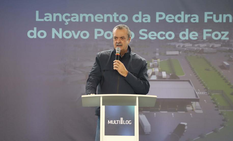 Foto de cerimônia de pedra fundamental do Porto Seco