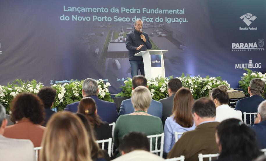 Foto de cerimônia de pedra fundamental do Porto Seco