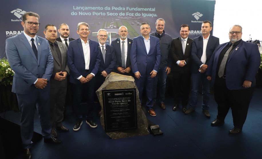 Foto de cerimônia de pedra fundamental do Porto Seco