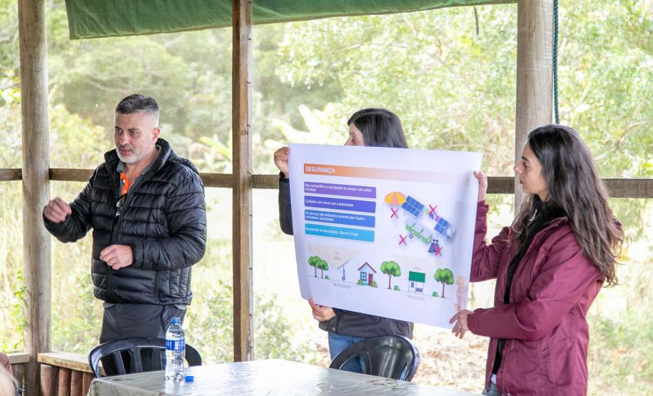 Apresentação de projeto de energia solar na Ilha do Mel