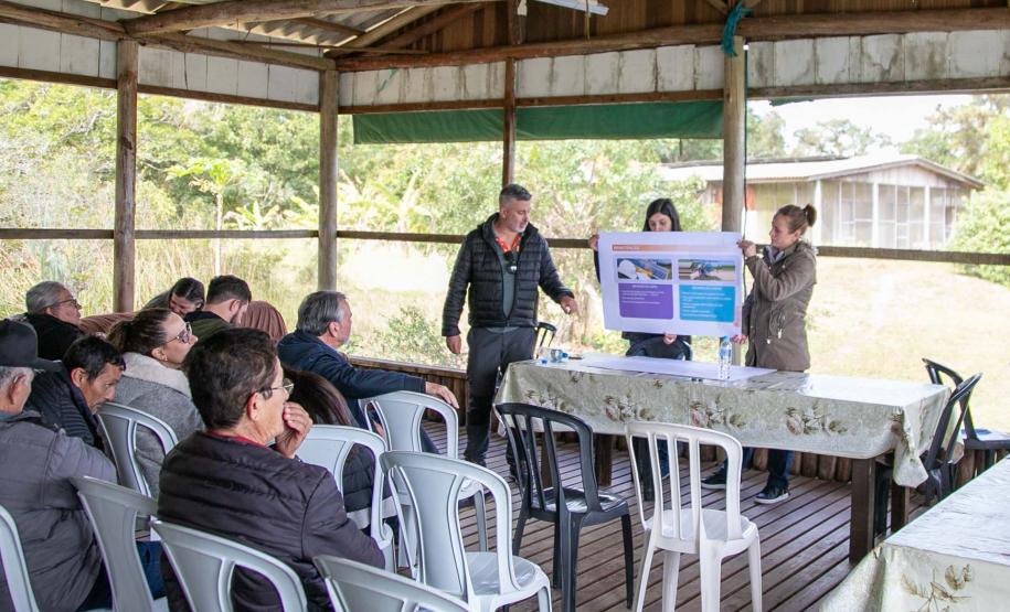 Apresentação de projeto de energia solar na Ilha do Mel