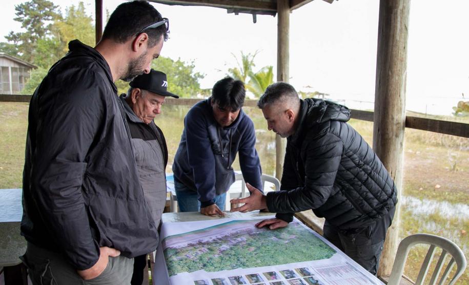 Apresentação de projeto de energia solar na Ilha do Mel