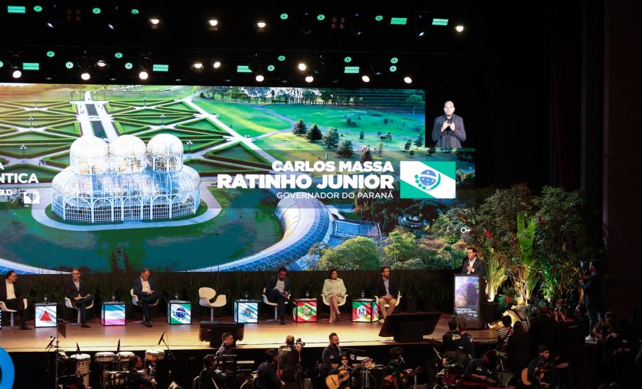 Foto de Governador palestrando em evento