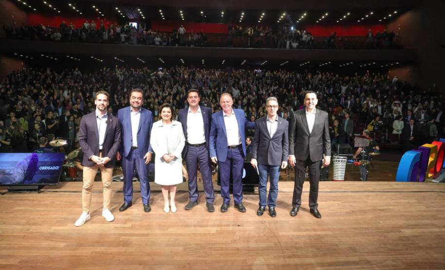 Foto de governadores em cerimônia