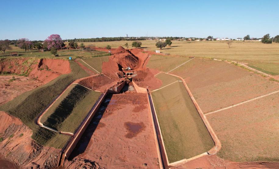 Foto de obras de contenção de erosão em Loanda