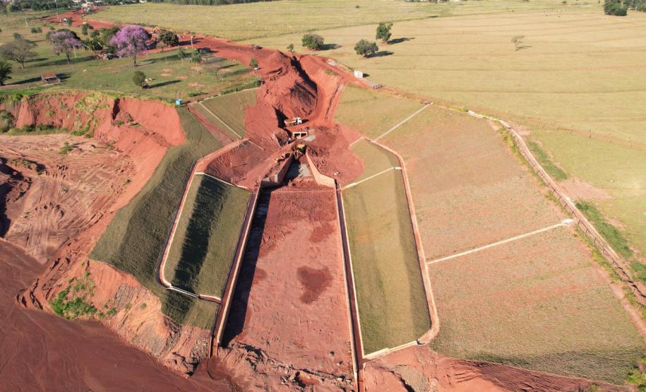 Foto de obras de contenção de erosão em Loanda