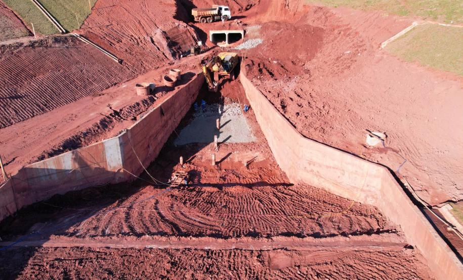 Foto de obras de contenção de erosão em Loanda