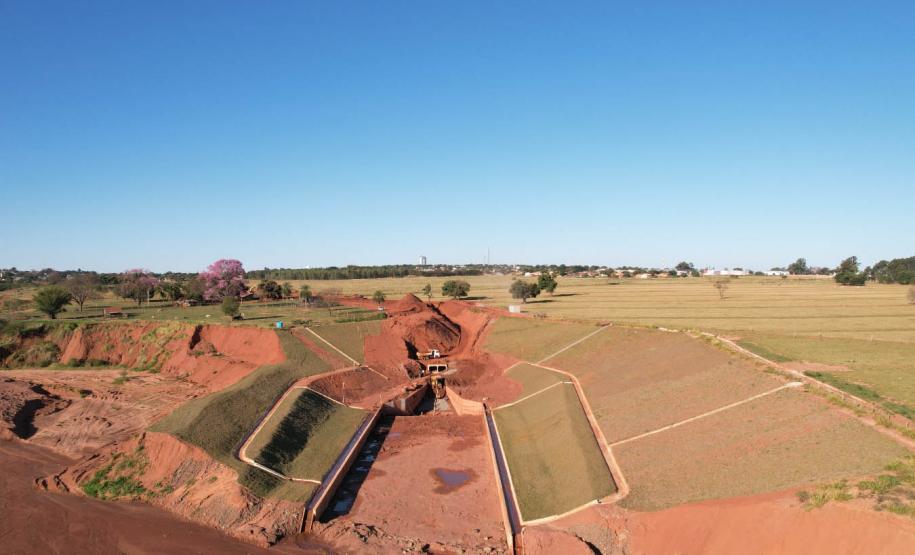 Foto de obras de contenção de erosão em Loanda