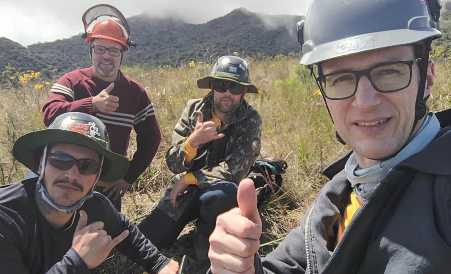 Foto de voluntários em operação