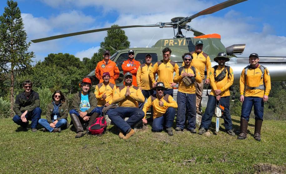 Foto de voluntários em operação