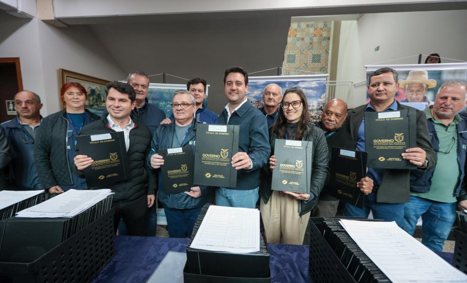 Regularização: governador entrega títulos de propriedade para 224 imóveis no Litoral