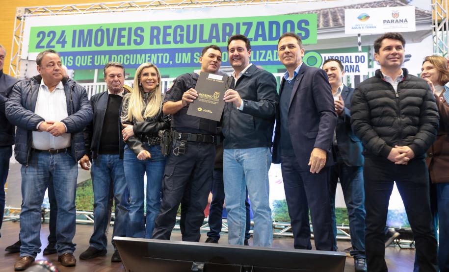 Regularização: governador entrega títulos de propriedade para 224 imóveis no Litoral