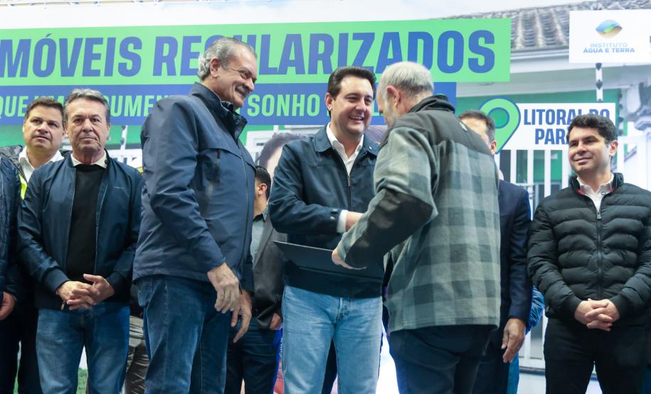 Regularização: governador entrega títulos de propriedade para 224 imóveis no Litoral