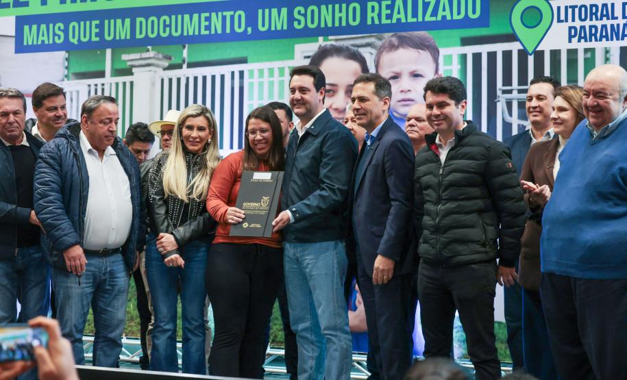 Regularização: governador entrega títulos de propriedade para 224 imóveis no Litoral