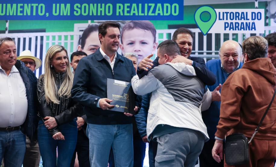 Regularização: governador entrega títulos de propriedade para 224 imóveis no Litoral