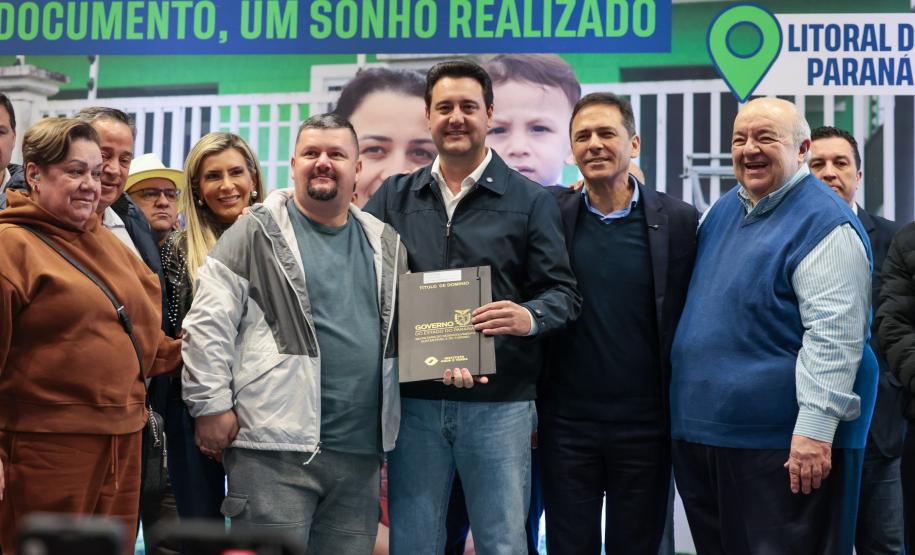 Regularização: governador entrega títulos de propriedade para 224 imóveis no Litoral