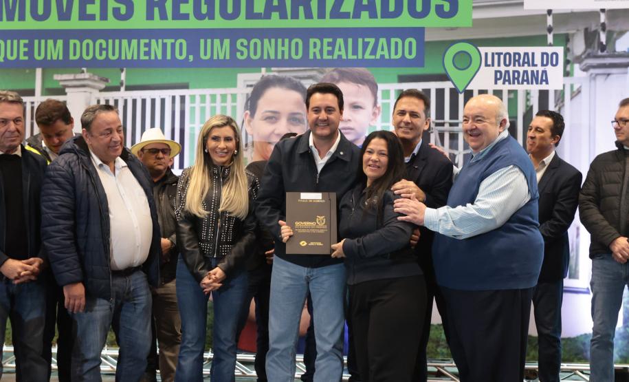 Regularização: governador entrega títulos de propriedade para 224 imóveis no Litoral