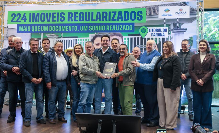 Regularização: governador entrega títulos de propriedade para 224 imóveis no Litoral