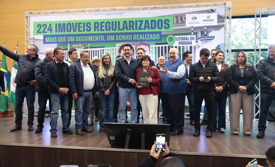 Regularização: governador entrega títulos de propriedade para 224 imóveis no Litoral