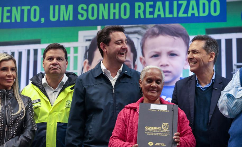 Regularização: governador entrega títulos de propriedade para 224 imóveis no Litoral