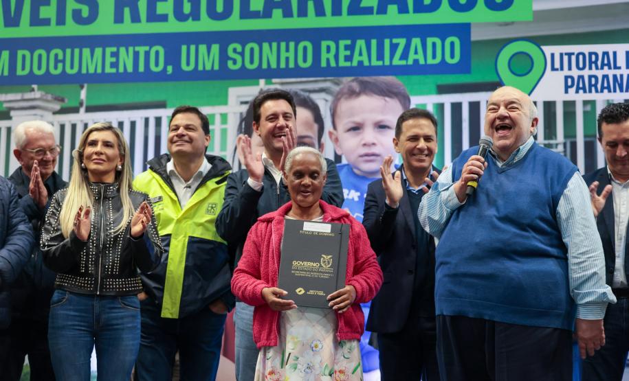 Regularização: governador entrega títulos de propriedade para 224 imóveis no Litoral