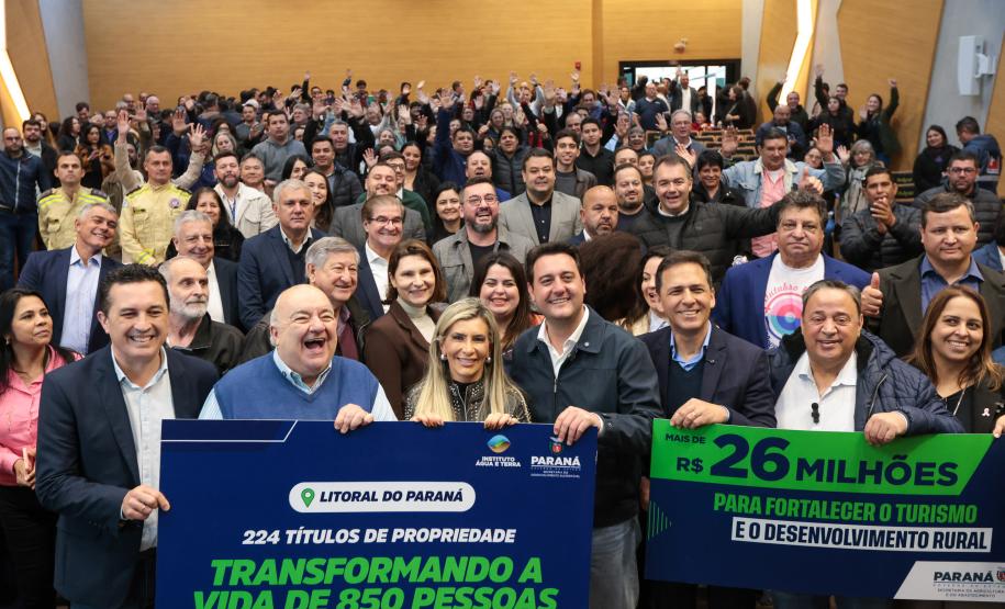 Regularização: governador entrega títulos de propriedade para 224 imóveis no Litoral