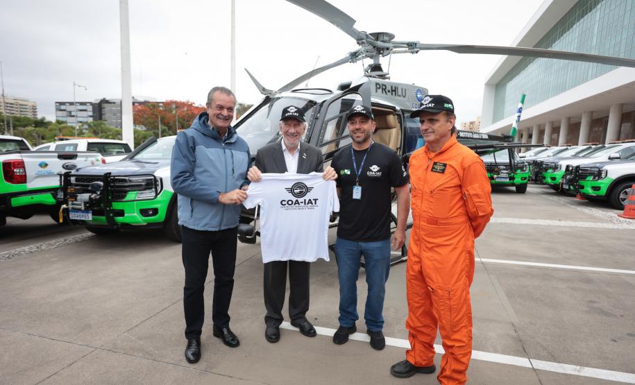 Foto de autoridades em cerimônia de entrega de veículos ao IAT