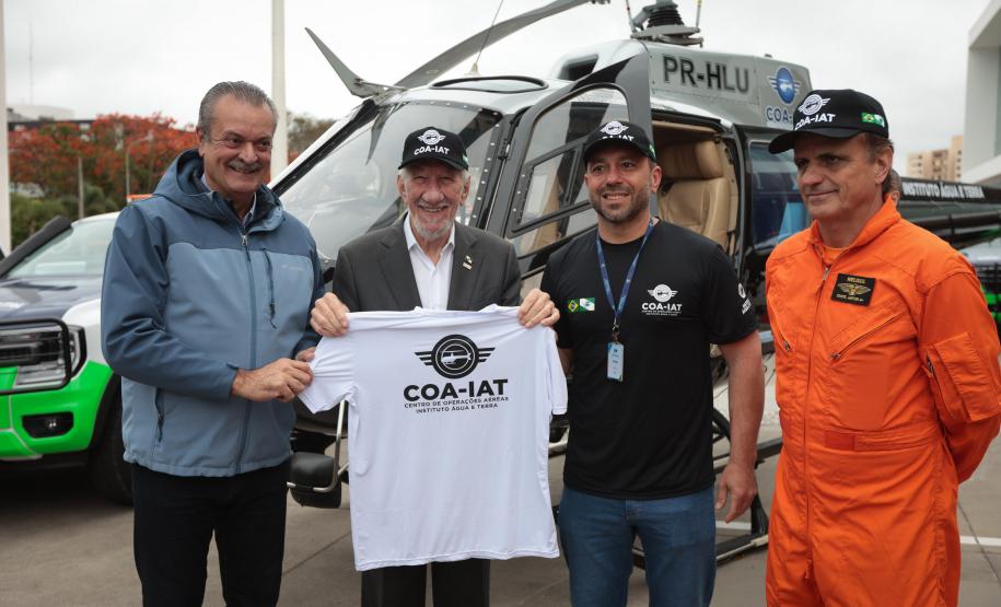 Foto de autoridades em cerimônia de entrega de veículos ao IAT