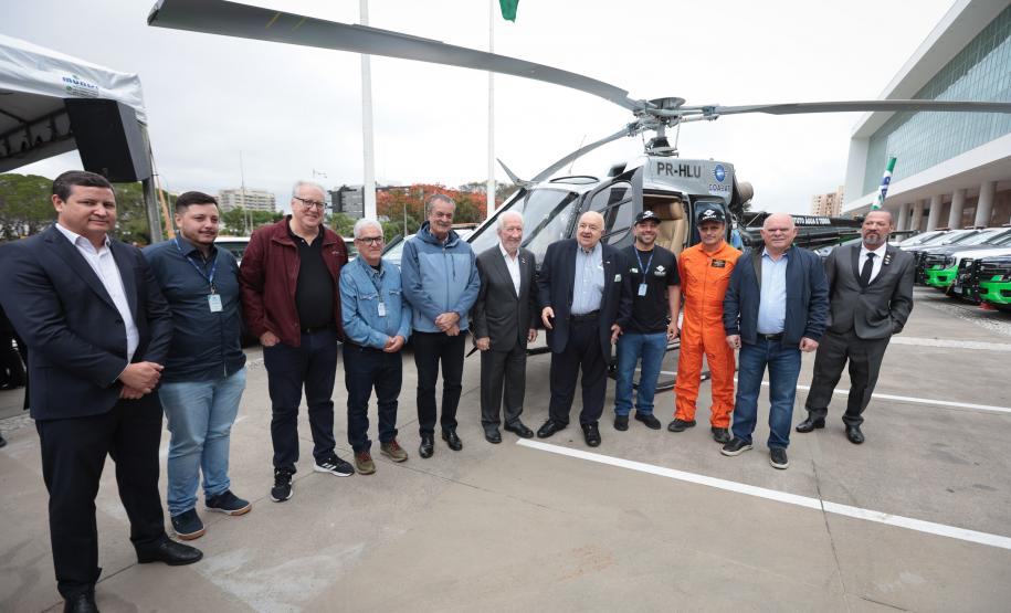 Foto de autoridades em cerimônia de entrega de veículos ao IAT