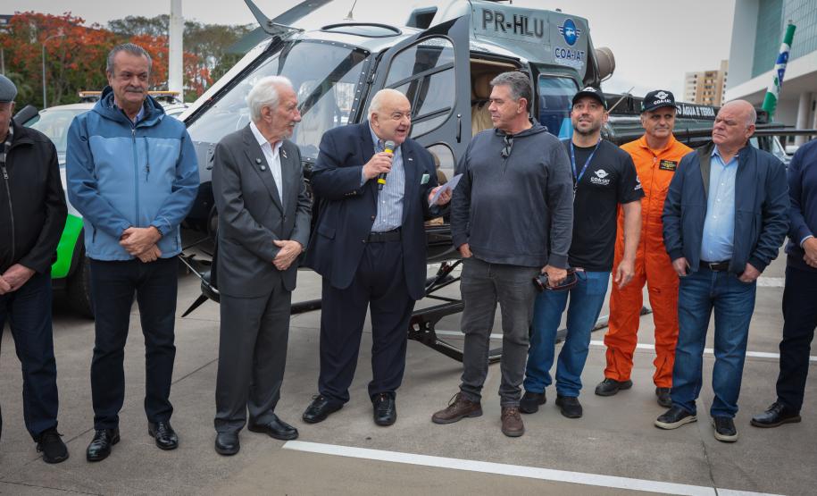 Foto de autoridades em cerimônia de entrega de veículos ao IAT