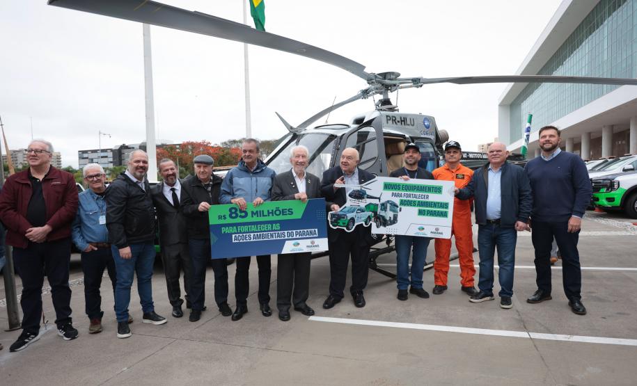 Foto de autoridades em cerimônia de entrega de veículos ao IAT