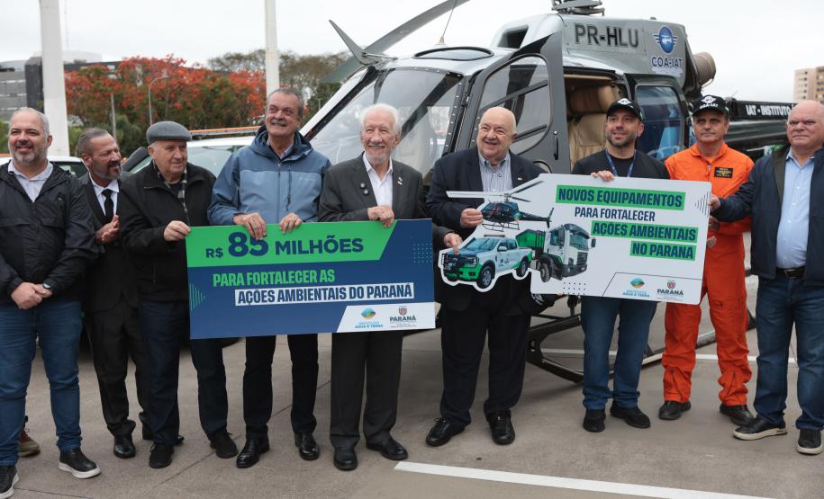 Foto de autoridades em cerimônia de entrega de veículos ao IAT