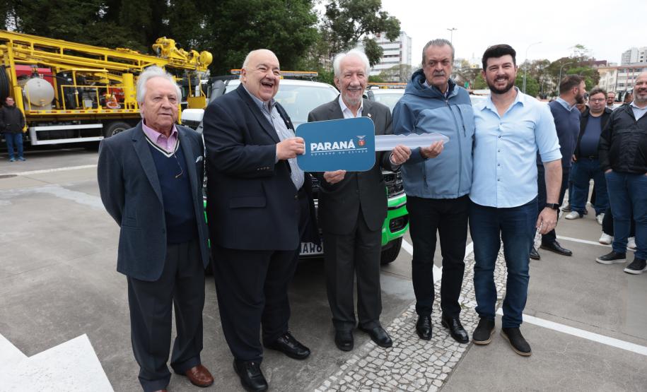 Foto de autoridades em cerimônia de entrega de veículos ao IAT