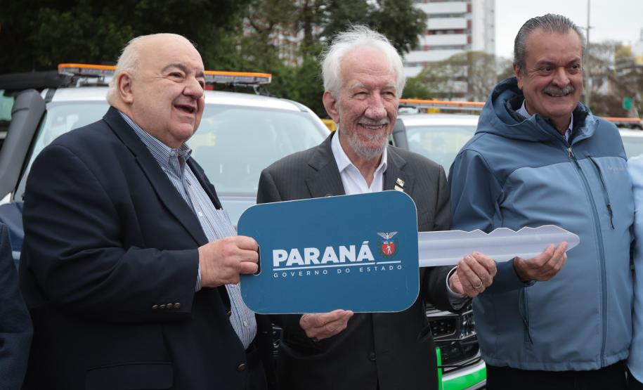 Foto de autoridades em cerimônia de entrega de veículos ao IAT