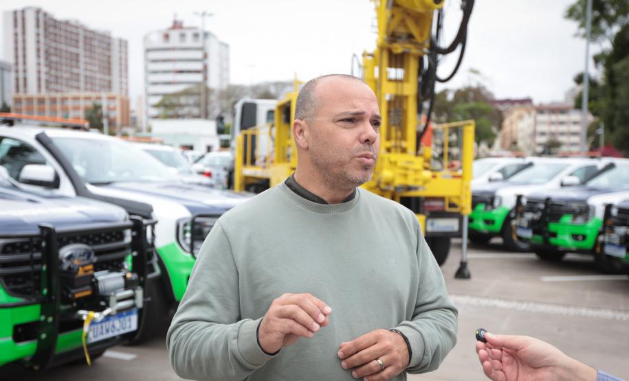 Foto de autoridades em cerimônia de entrega de veículos ao IAT