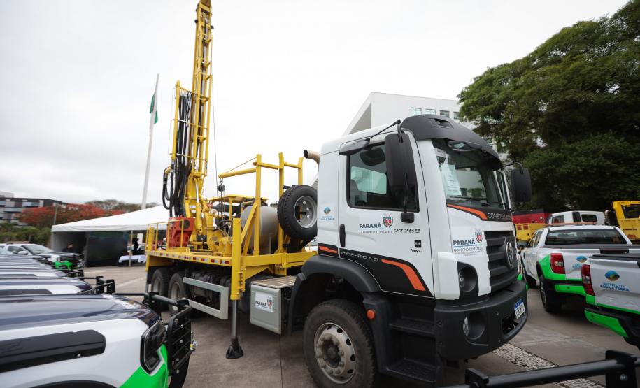 Foto de entrega de equipamentos de perfuração ao IAT