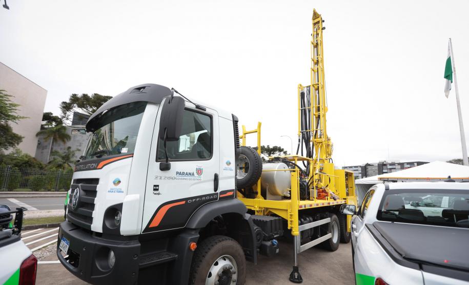 Foto de entrega de equipamentos de perfuração ao IAT