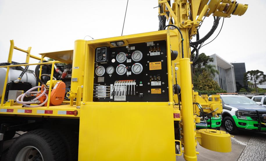 Foto de entrega de equipamentos de perfuração ao IAT