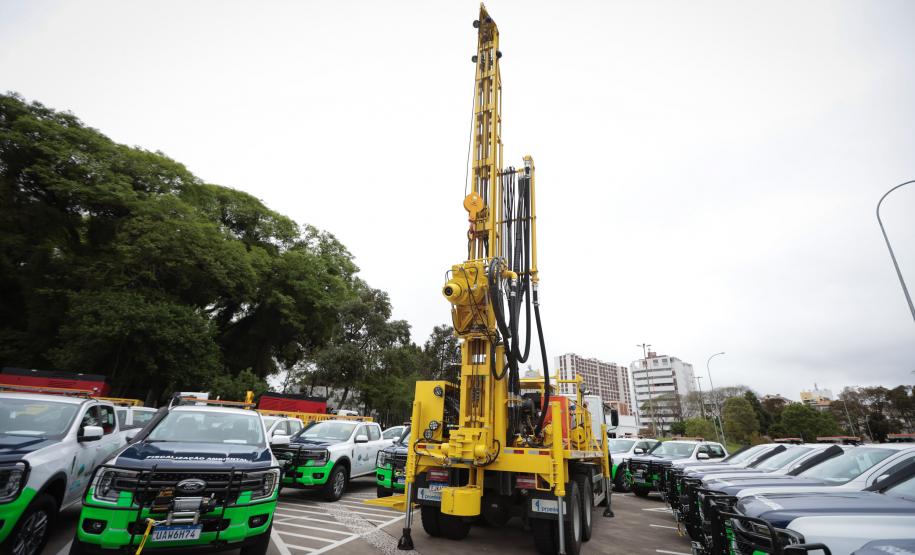 Foto de entrega de equipamentos de perfuração ao IAT