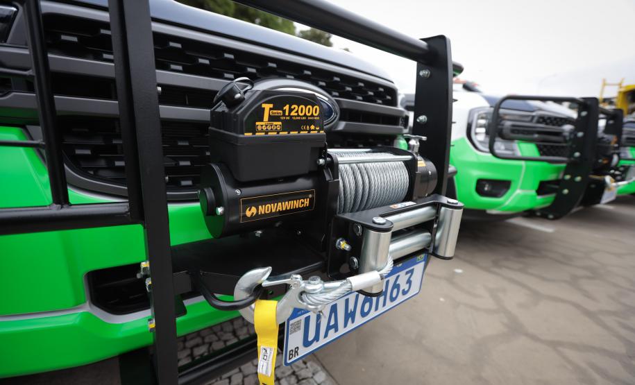 Foto de entrega de equipamentos de perfuração ao IAT