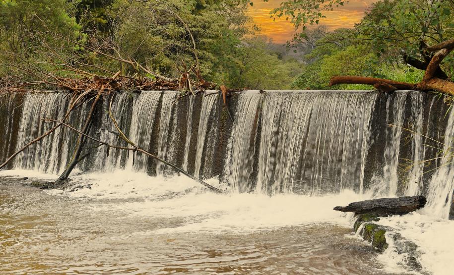 Foto de barragem paranaense