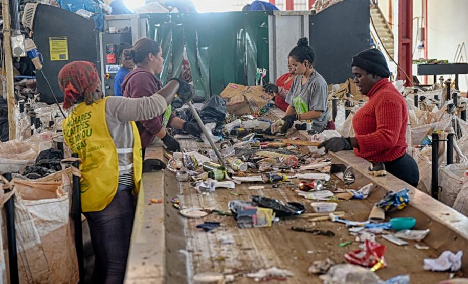 Foto de processo de separação de resíduos