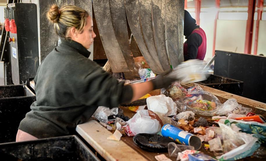 Foto de processo de separação de resíduos