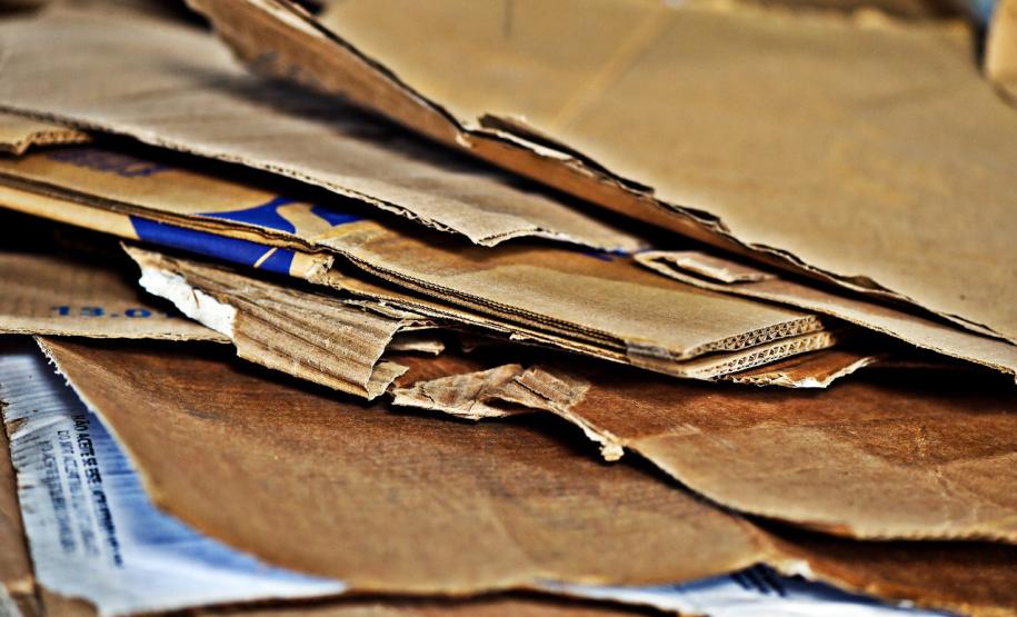 Foto de processo de separação de resíduos