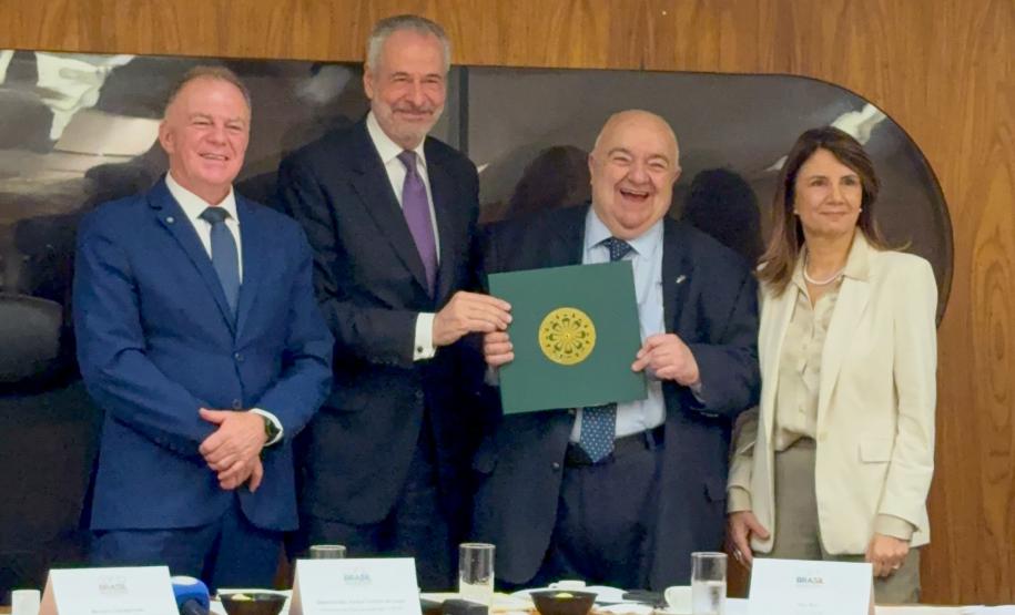 Foto do secretário em reunião com autoridades