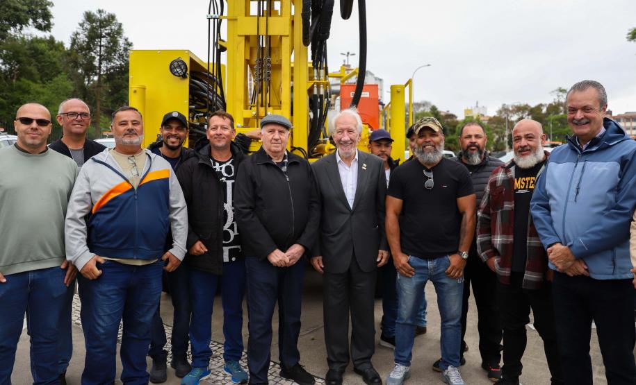 Foto de entrega de equipamentos de perfuração ao IAT